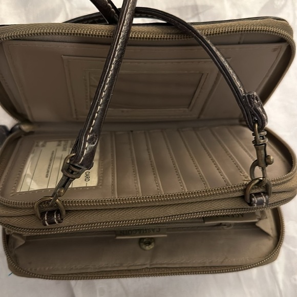 Adorable crossbody wallet / phone bag. - Picture 5 of 7